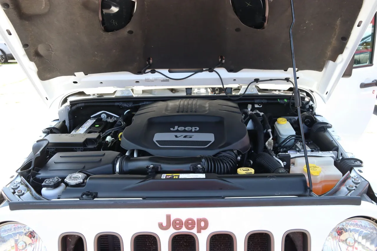 2016 Jeep Wrangler — photo 11 of 26