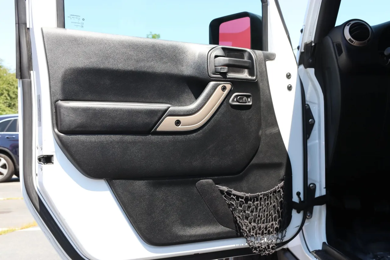 2016 Jeep Wrangler — photo 12 of 26