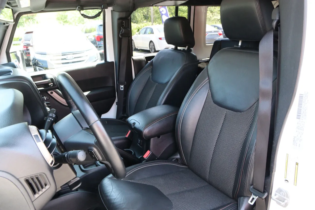 2016 Jeep Wrangler — photo 13 of 26