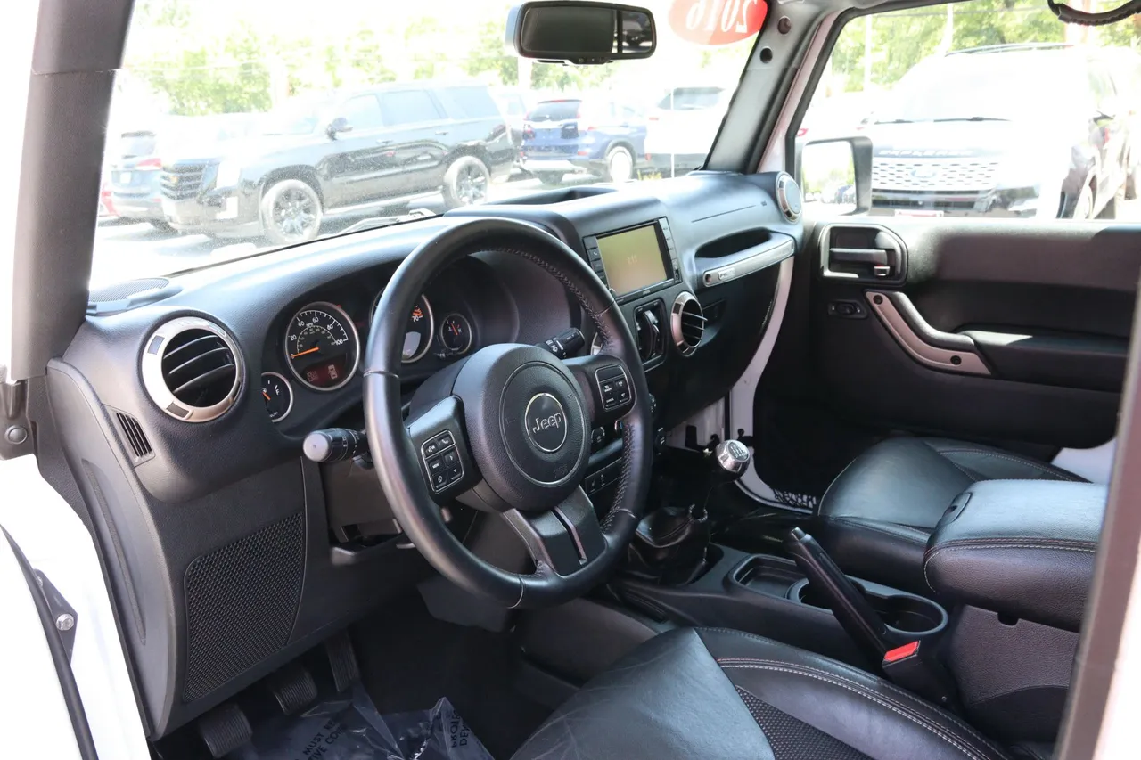 2016 Jeep Wrangler — photo 14 of 26