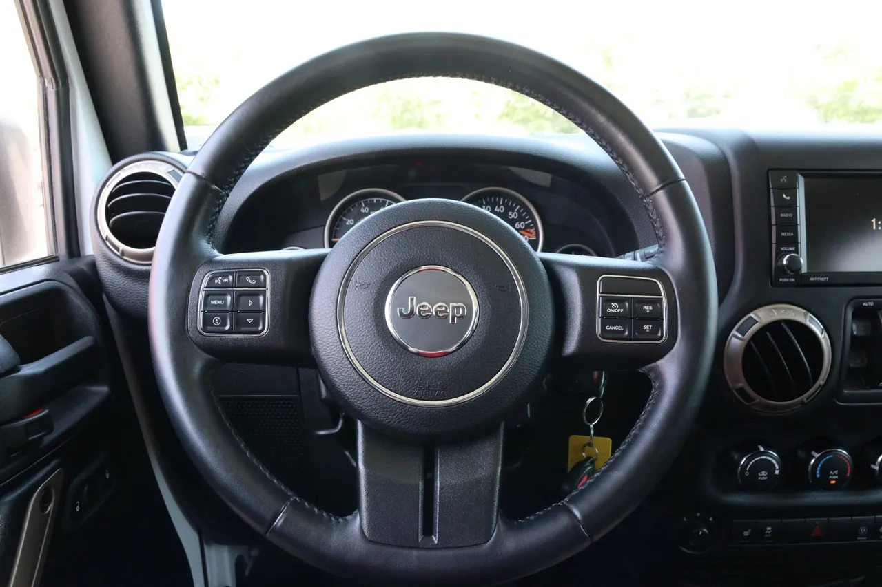 2016 Jeep Wrangler — photo 16 of 26