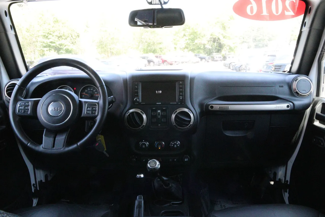 2016 Jeep Wrangler — photo 23 of 26