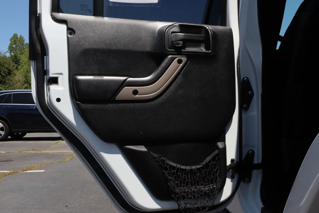2016 Jeep Wrangler — photo 24 of 26
