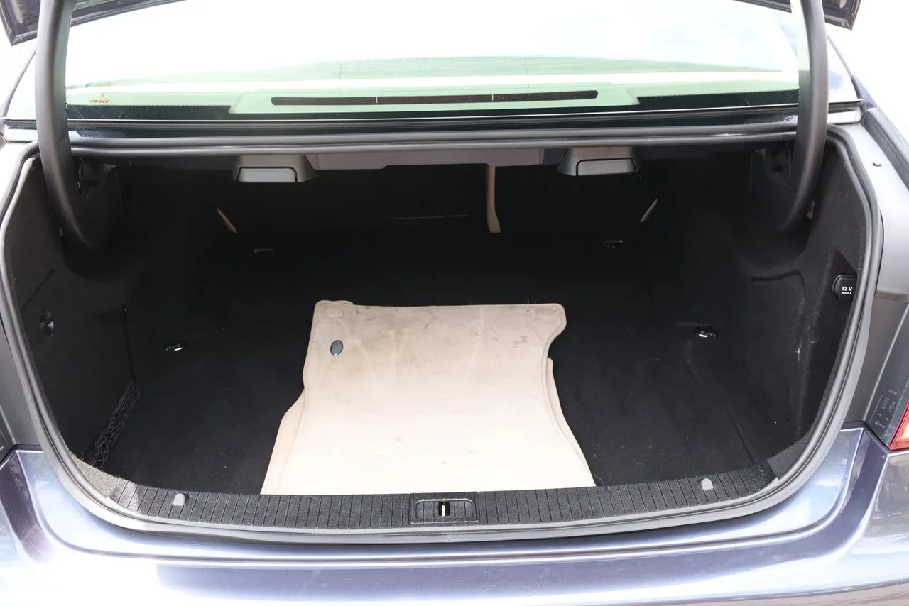 2016 Mercedes-Benz E-Class — photo 10 of 36