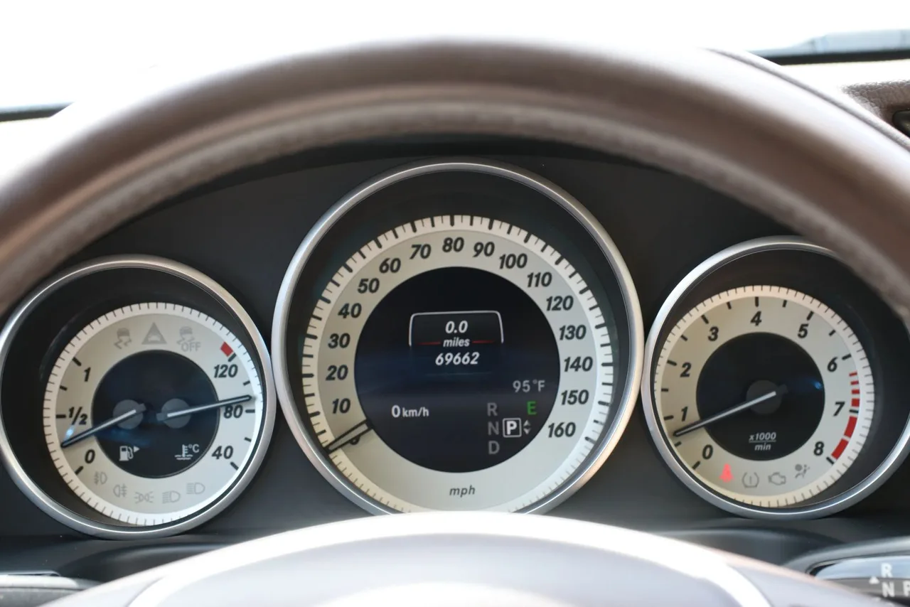 2016 Mercedes-Benz E-Class — photo 24 of 36