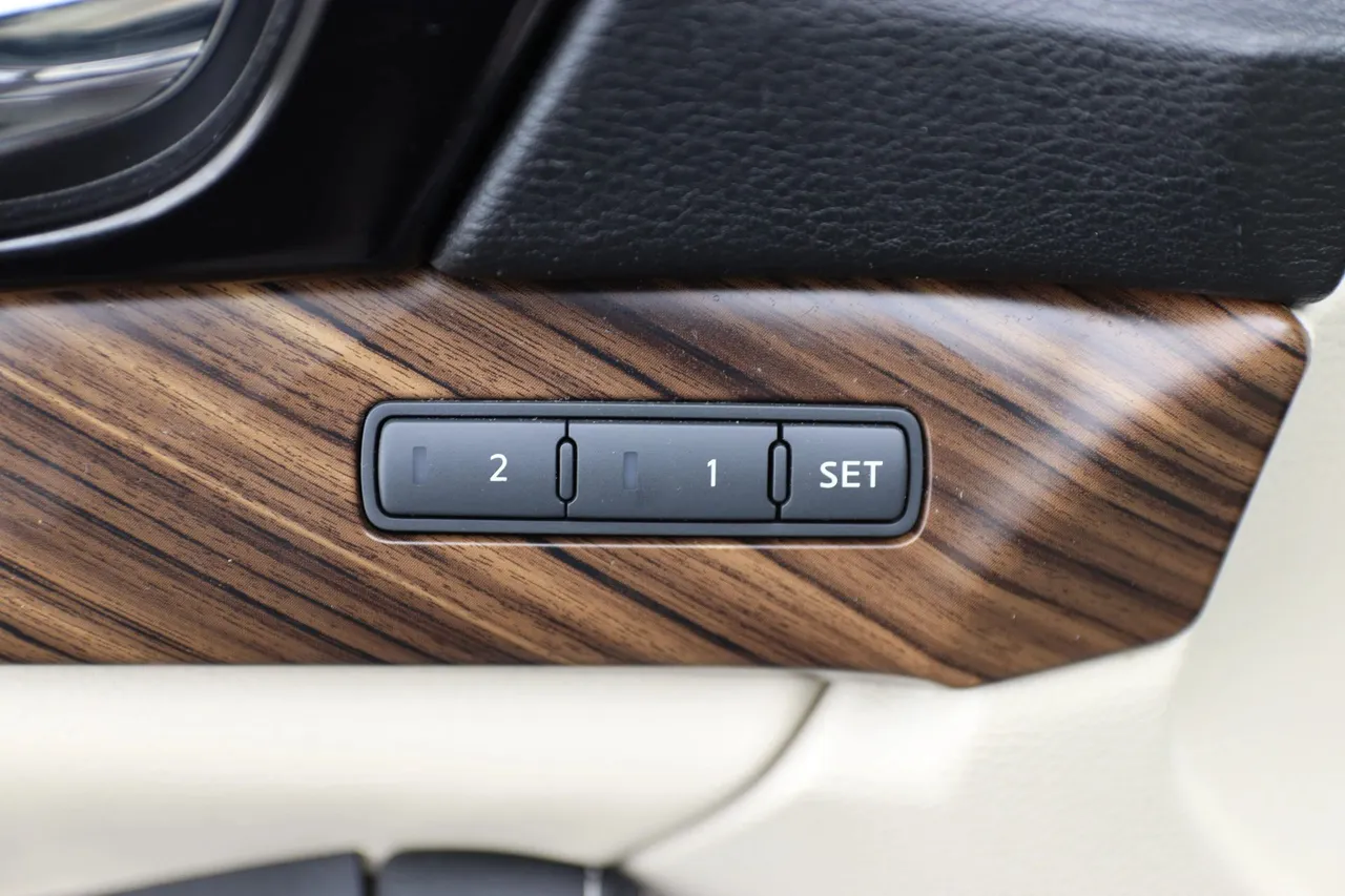 2016 Nissan Maxima — photo 11 of 36