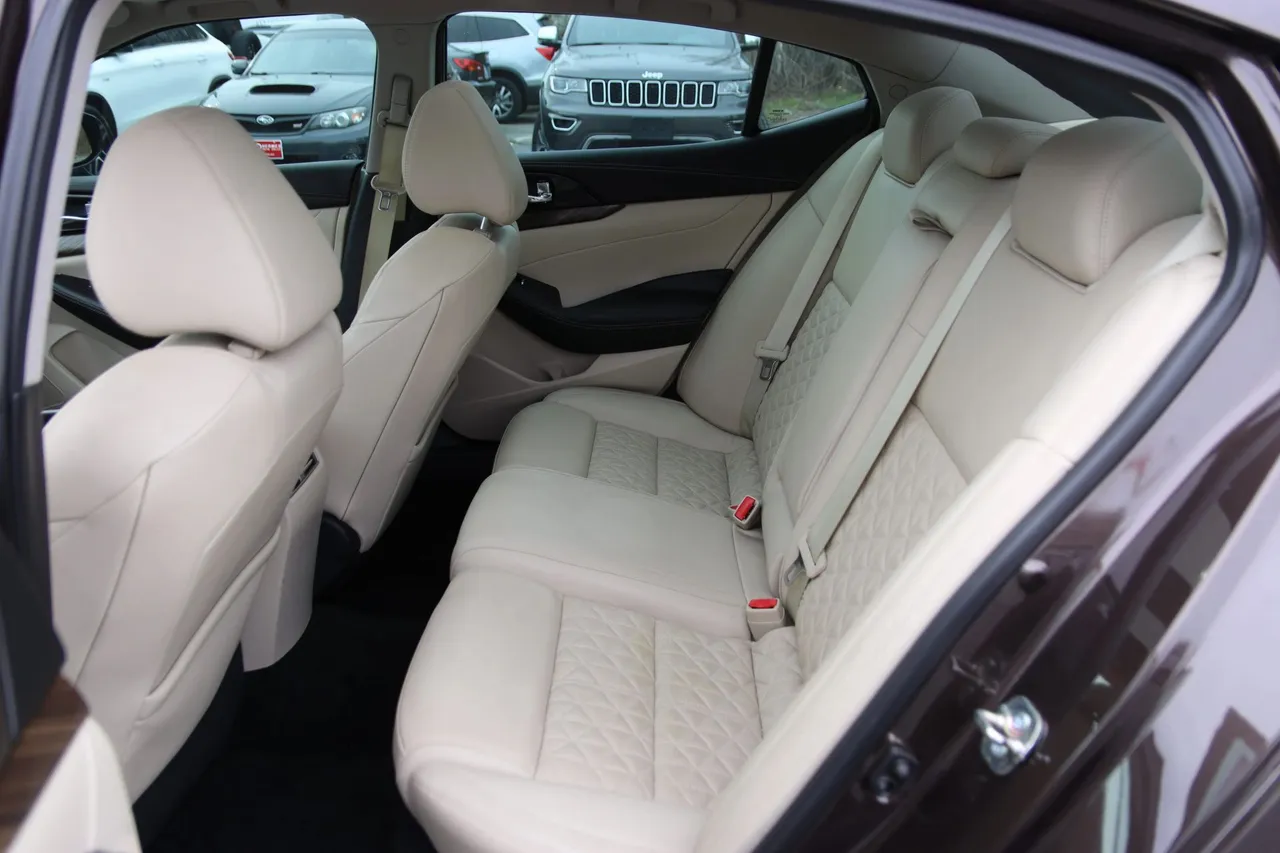 2016 Nissan Maxima — photo 16 of 36