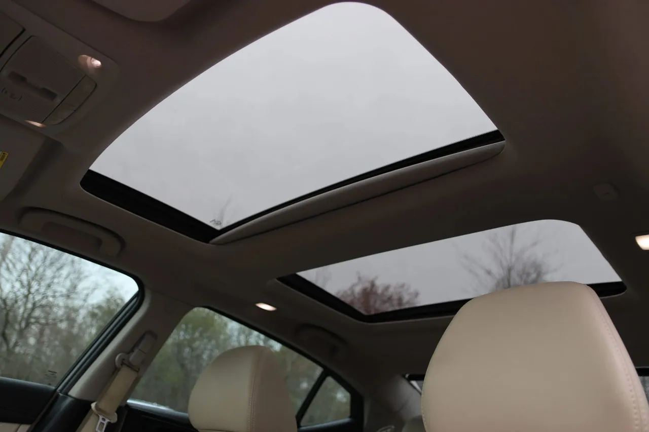 2016 Nissan Maxima — photo 17 of 36