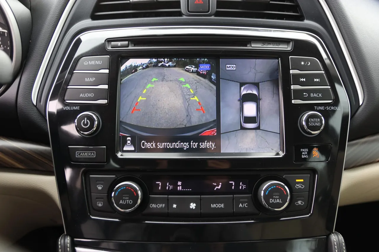 2016 Nissan Maxima — photo 28 of 36