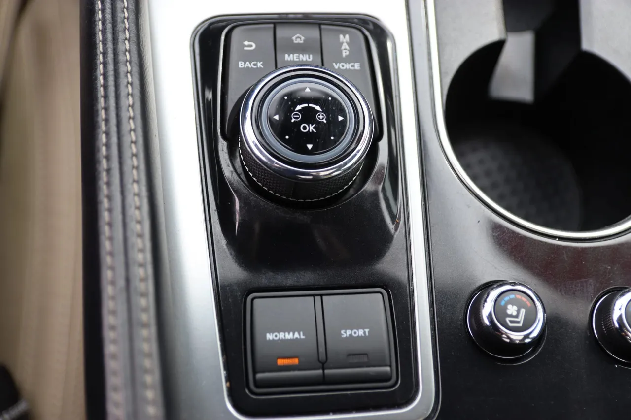 2016 Nissan Maxima — photo 31 of 36