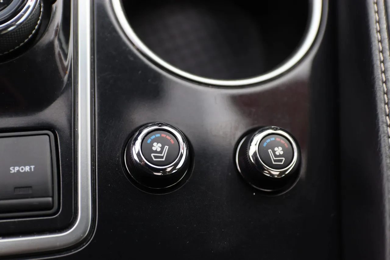 2016 Nissan Maxima — photo 32 of 36