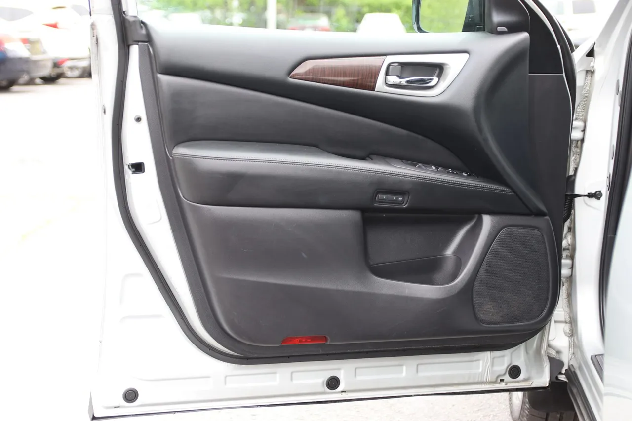 2016 Nissan Pathfinder — photo 9 of 38