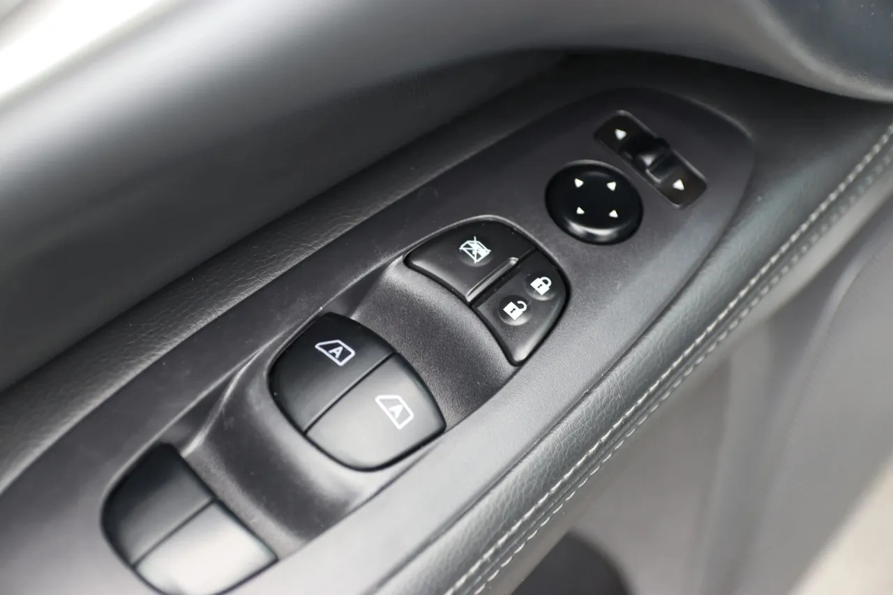 2016 Nissan Pathfinder — photo 10 of 38