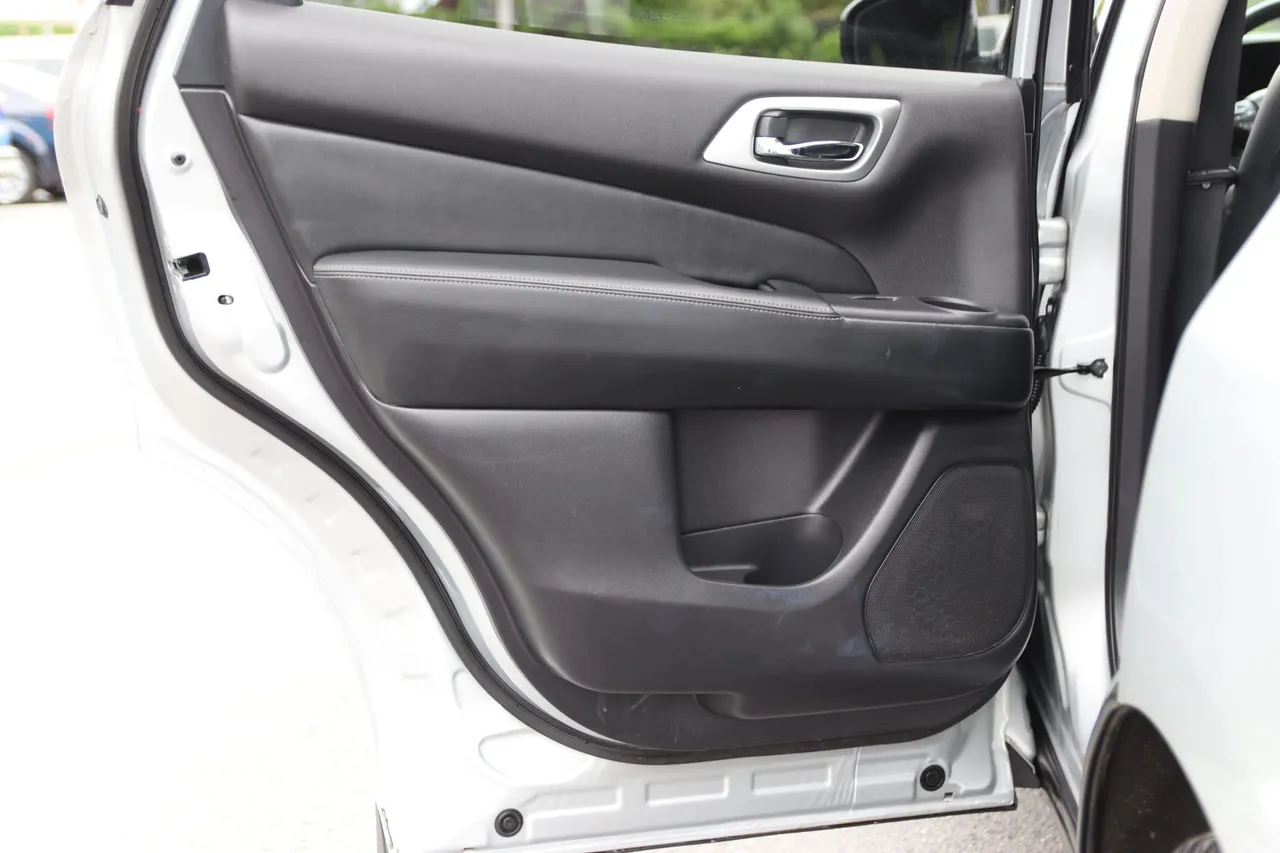 2016 Nissan Pathfinder — photo 14 of 38