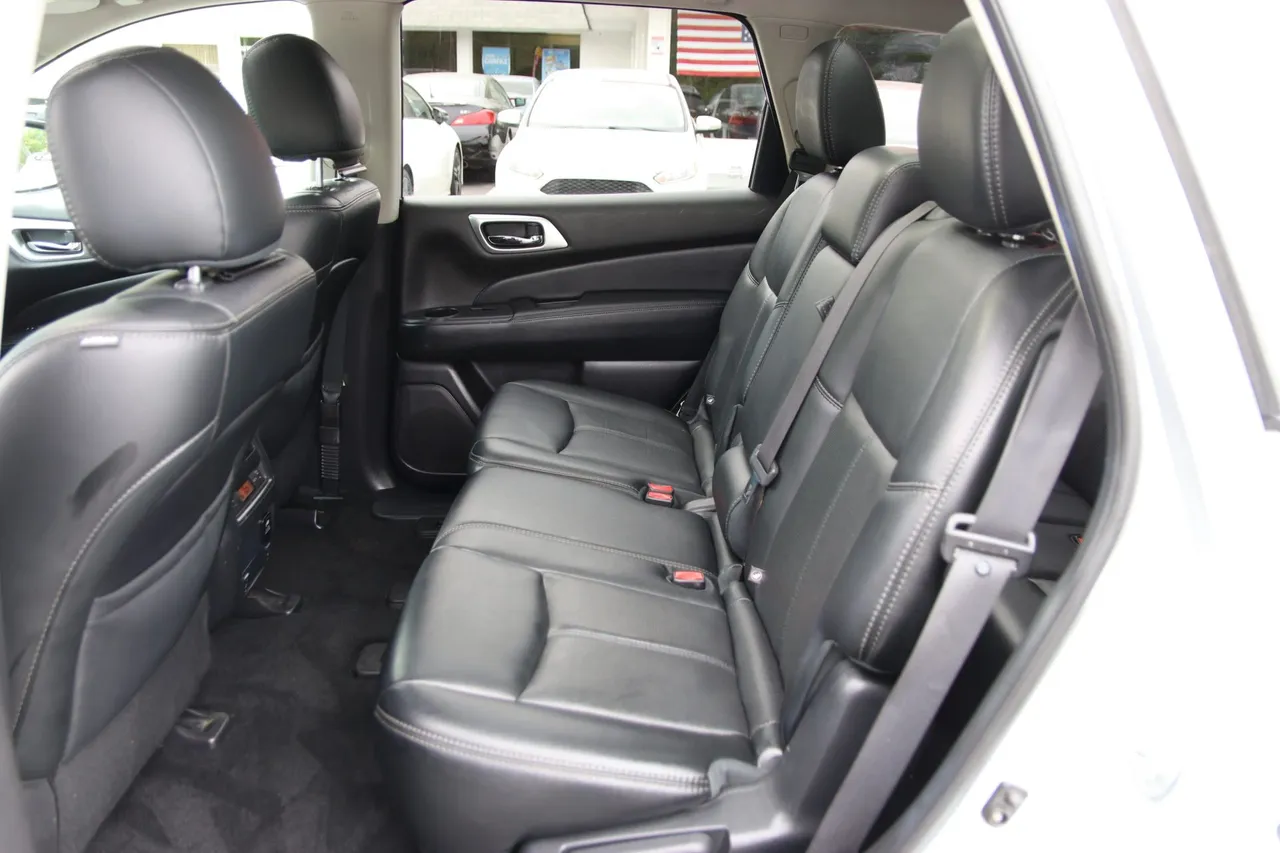 2016 Nissan Pathfinder — photo 15 of 38