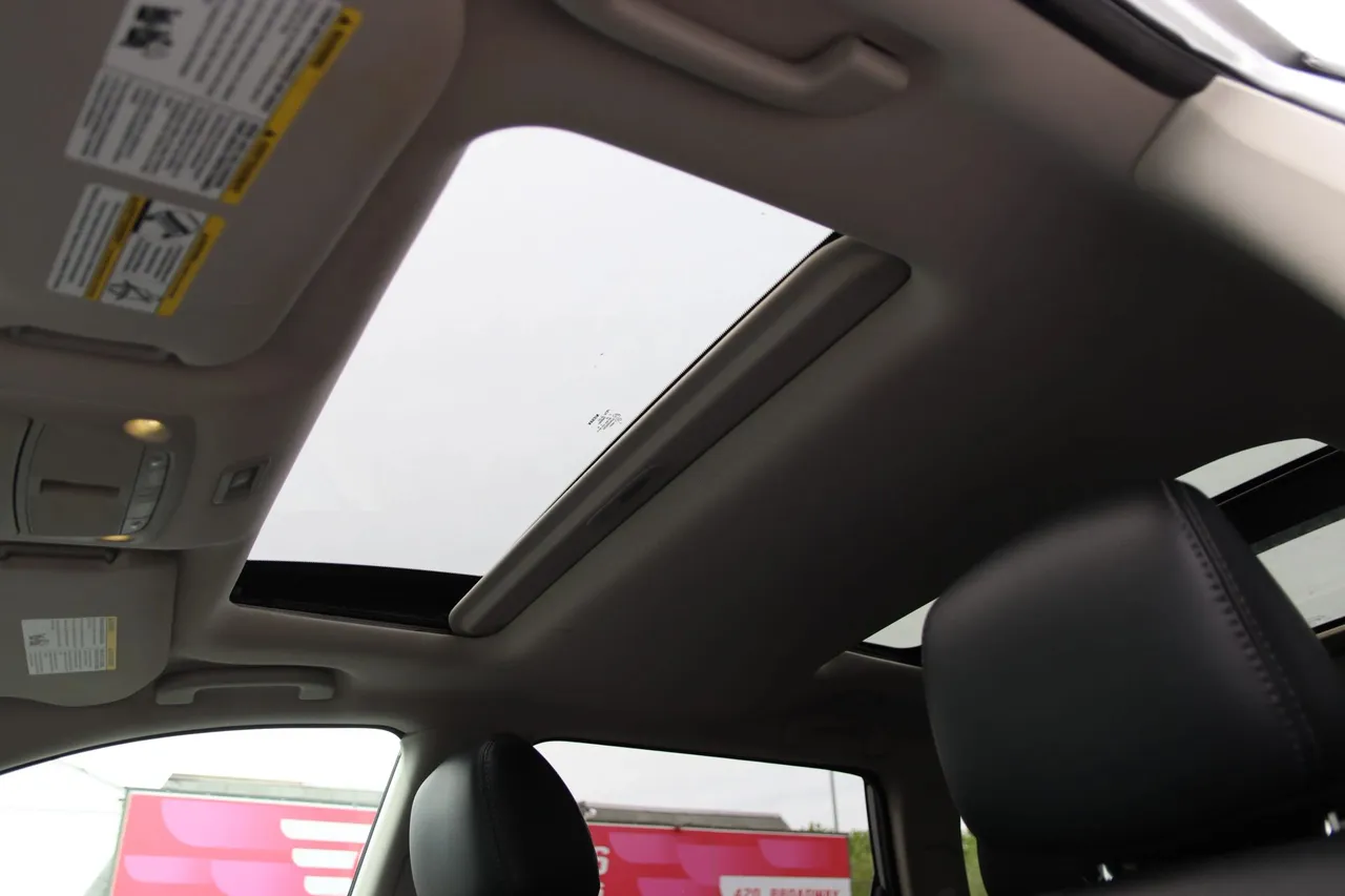 2016 Nissan Pathfinder — photo 18 of 38
