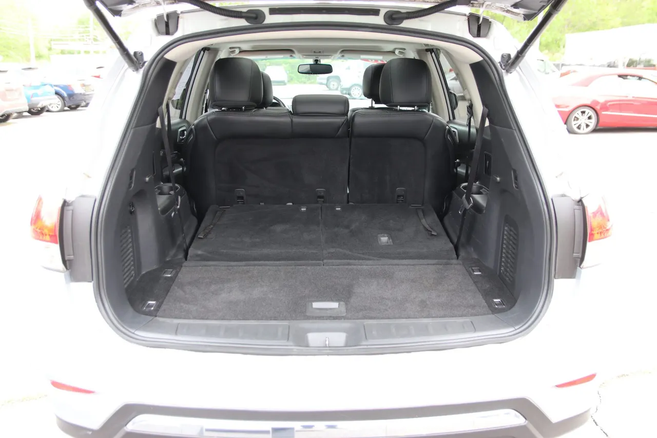 2016 Nissan Pathfinder — photo 20 of 38