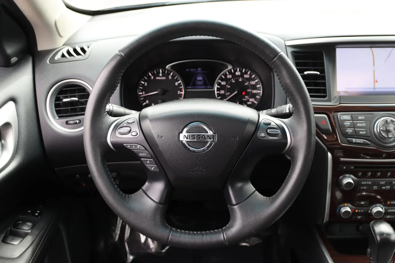 2016 Nissan Pathfinder — photo 24 of 38