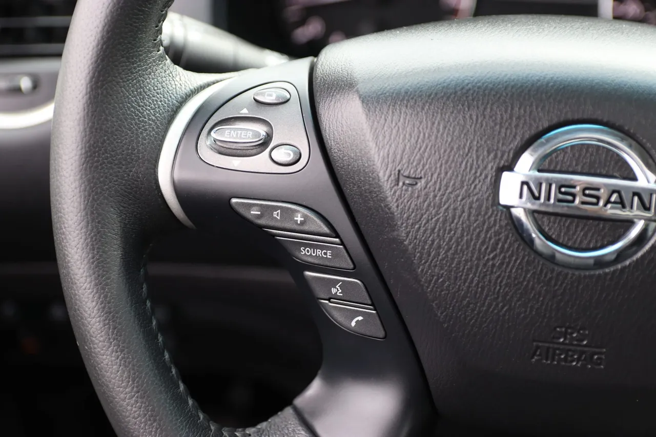 2016 Nissan Pathfinder — photo 25 of 38