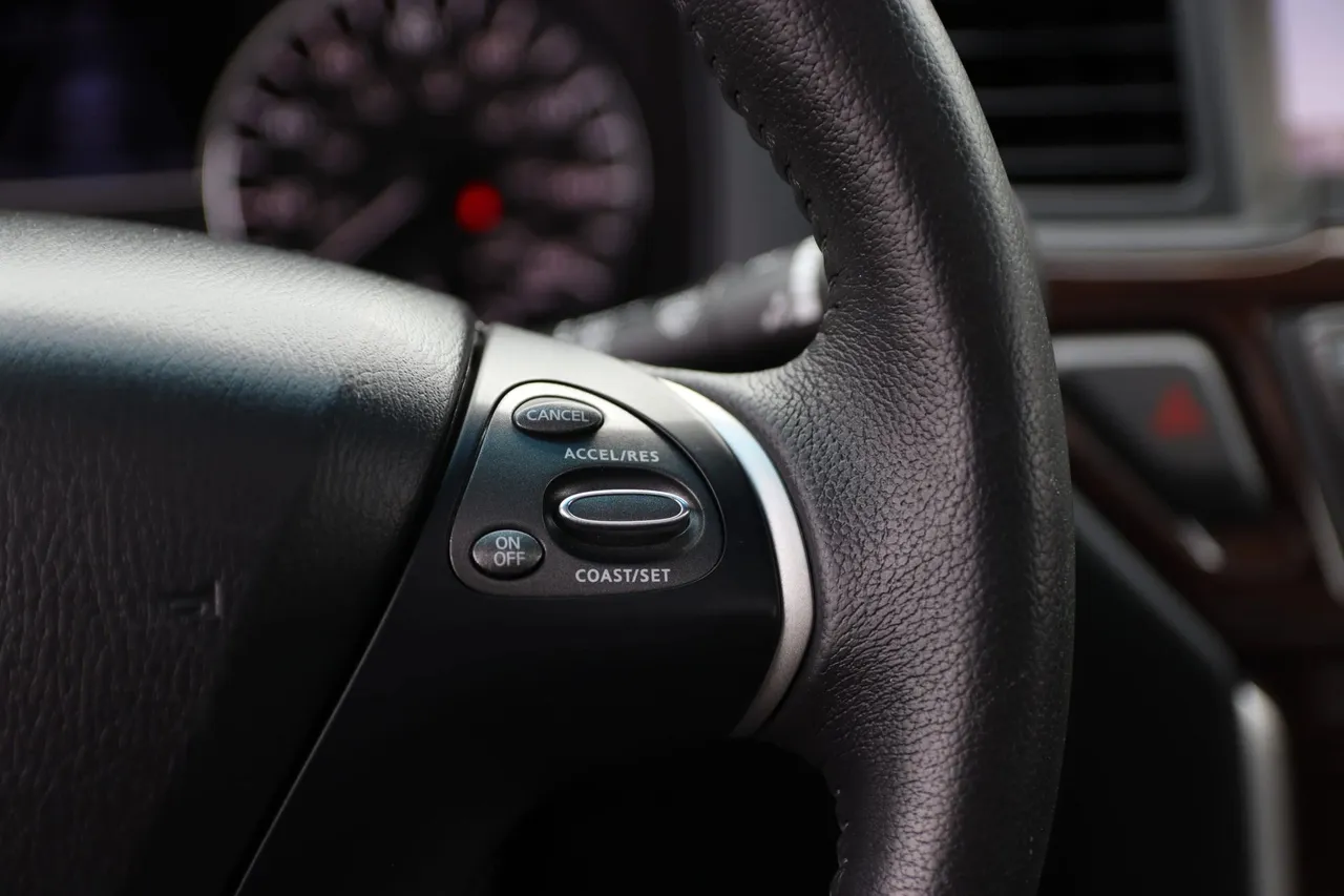 2016 Nissan Pathfinder — photo 26 of 38
