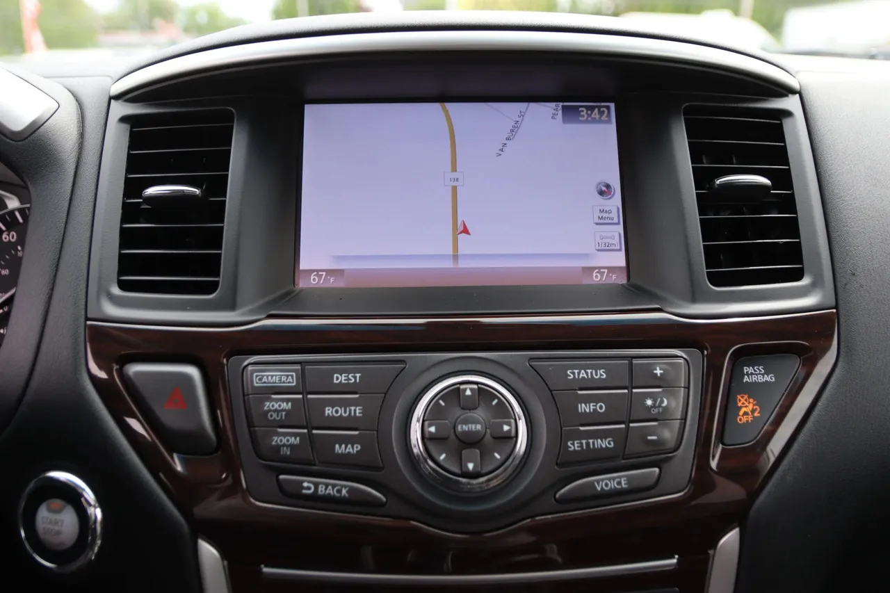 2016 Nissan Pathfinder — photo 28 of 38