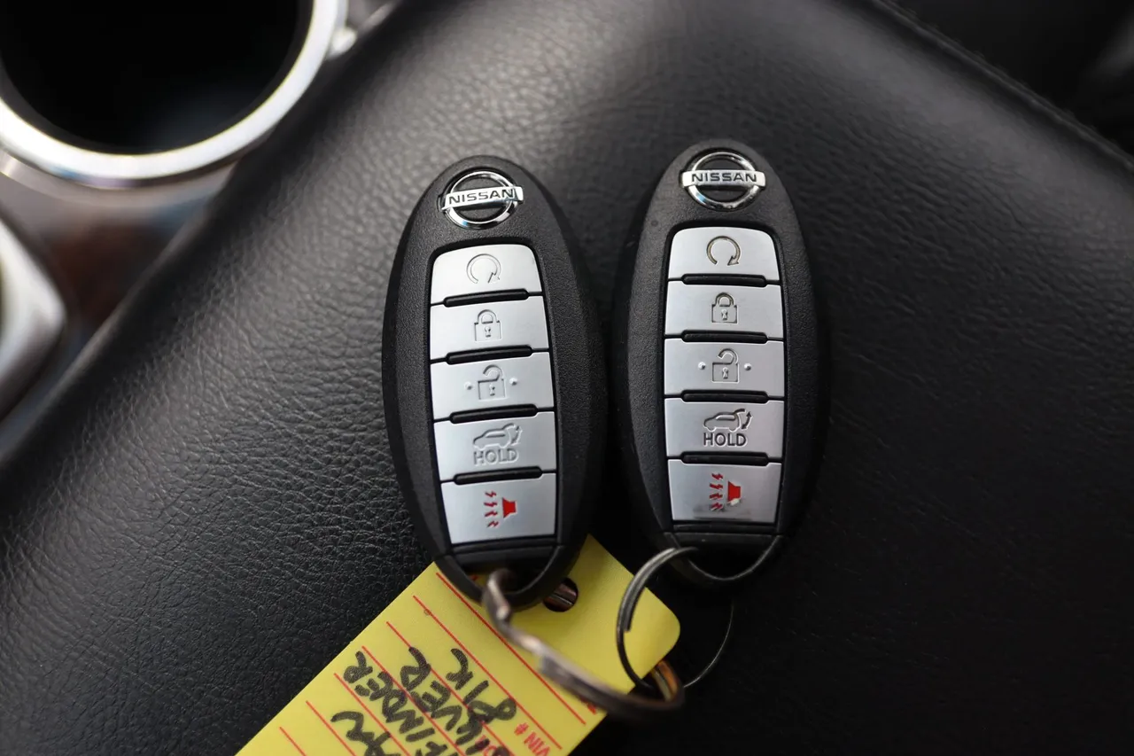 2016 Nissan Pathfinder — photo 35 of 38