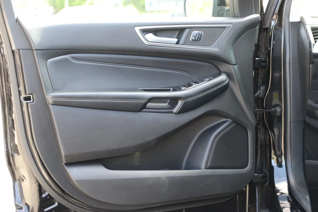 2017 Ford Edge — photo 9 of 32