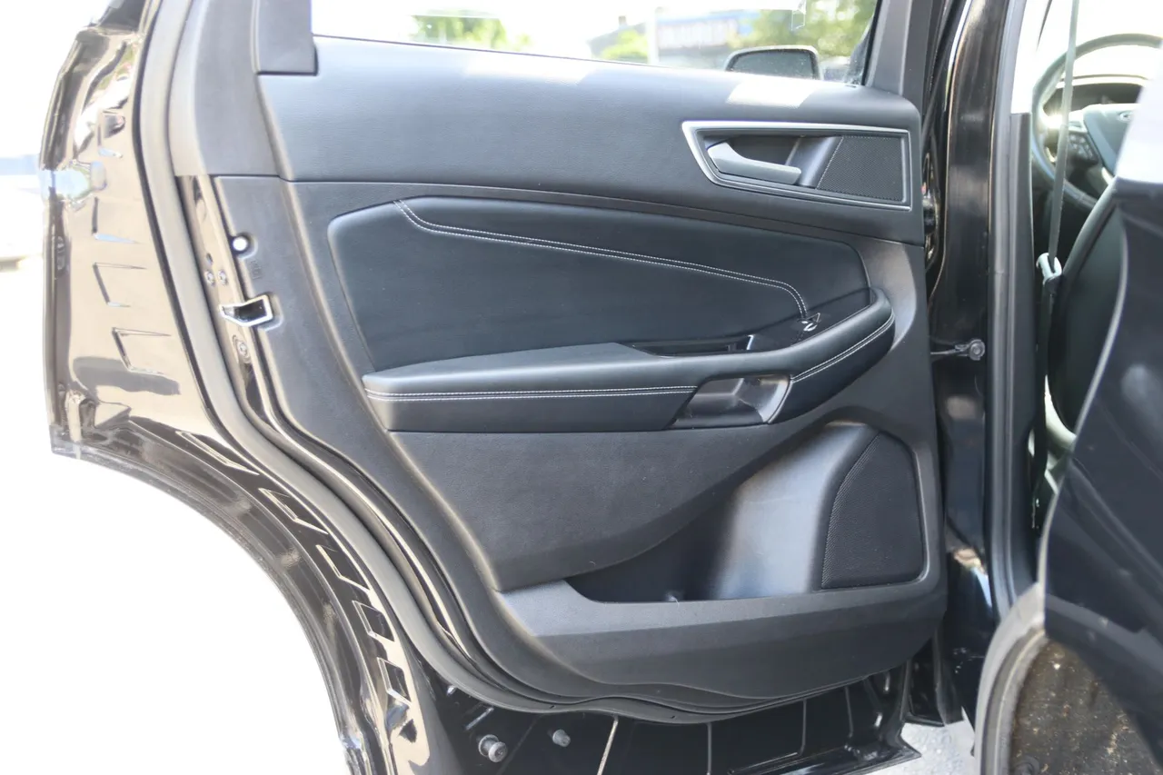 2017 Ford Edge — photo 14 of 32