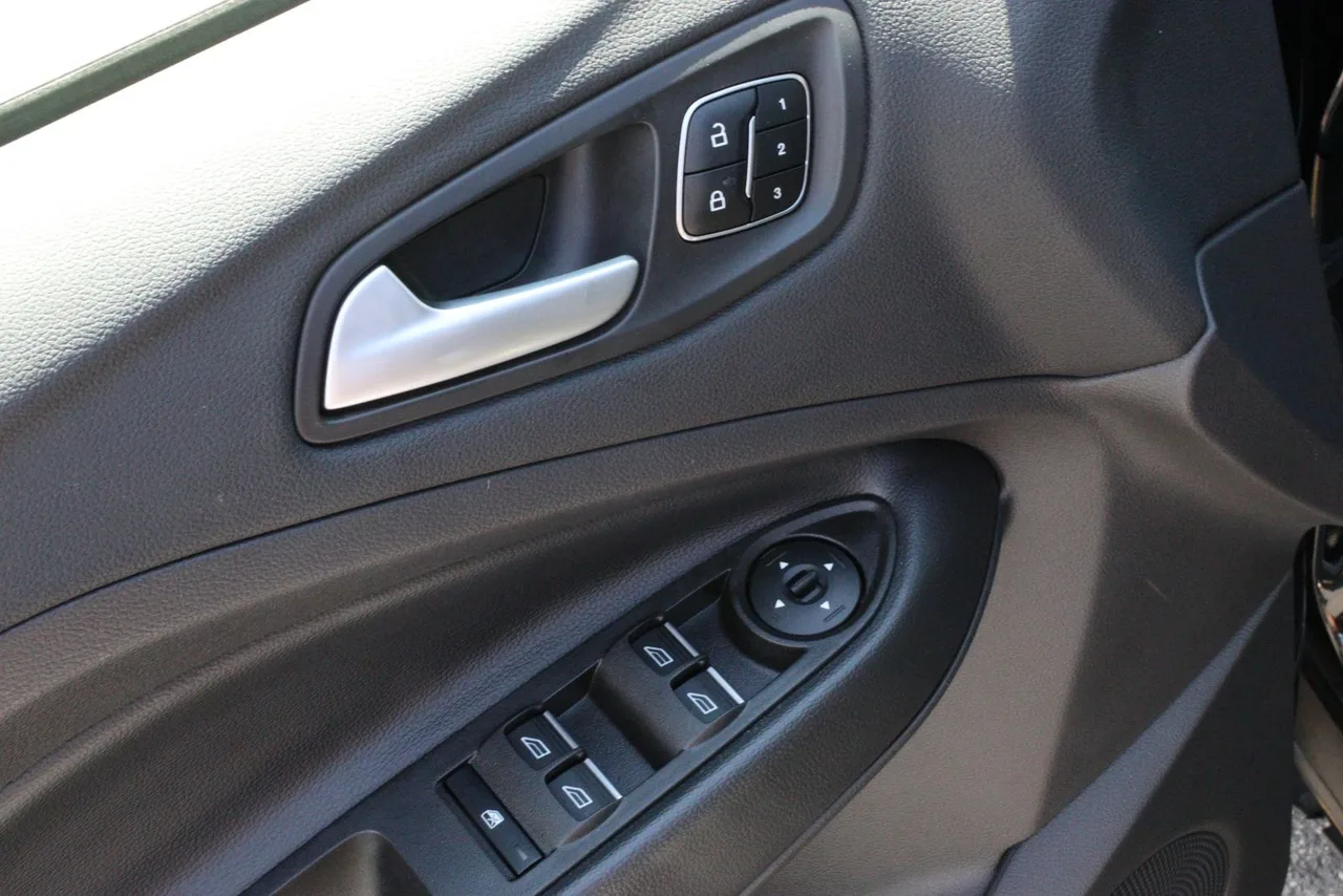 2017 Ford Escape — photo 14 of 32