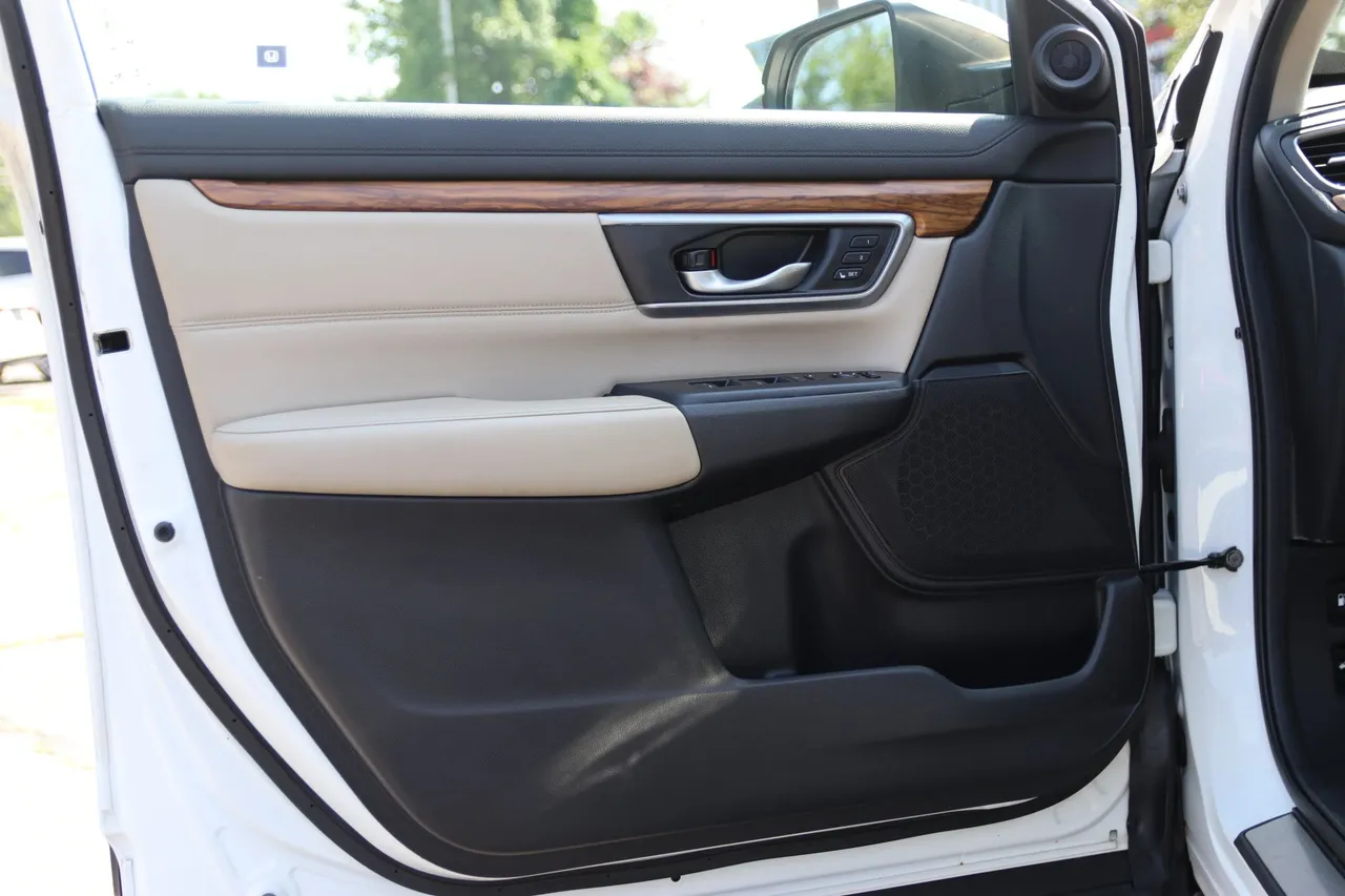 2017 Honda CR-V — photo 9 of 30