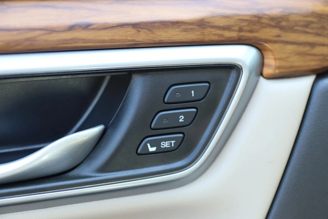 2017 Honda CR-V — photo 11 of 30