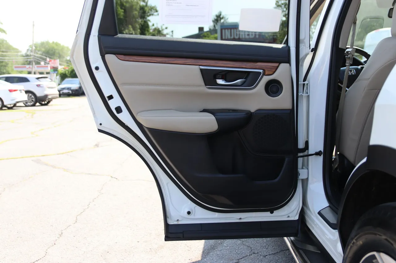 2017 Honda CR-V — photo 14 of 30