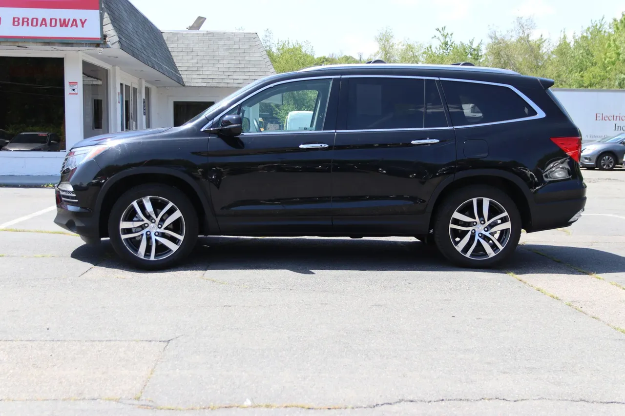 2017 Honda Pilot — photo 2 of 36