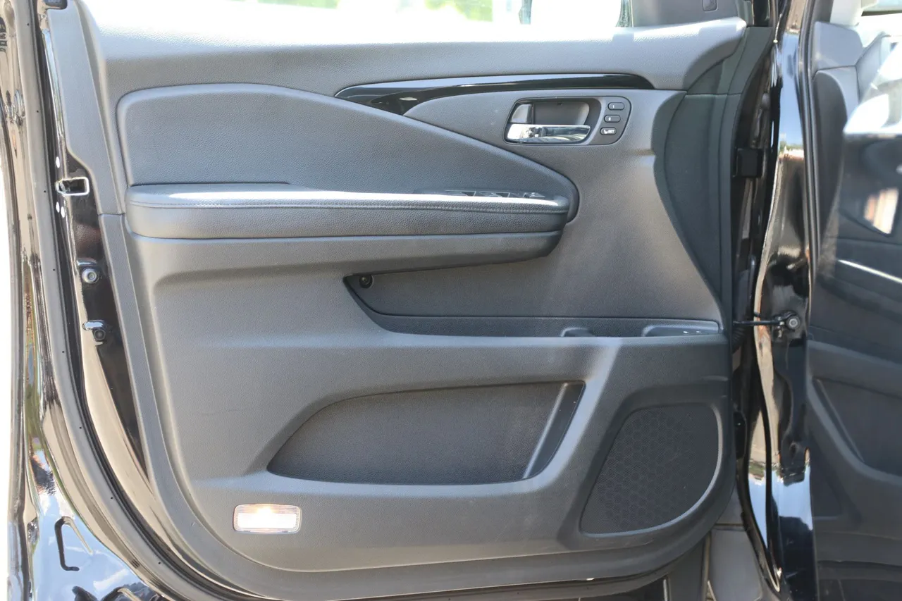 2017 Honda Pilot — photo 9 of 36