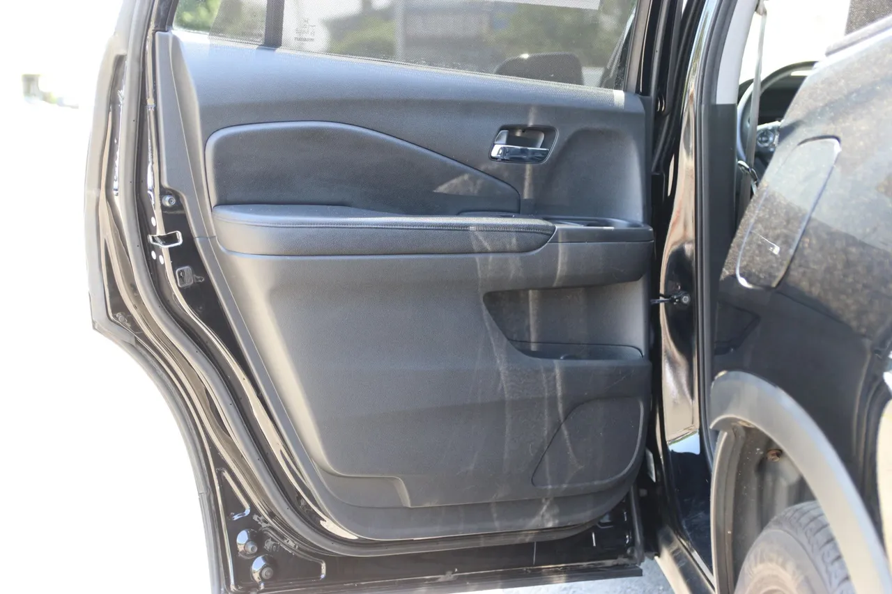 2017 Honda Pilot — photo 14 of 36