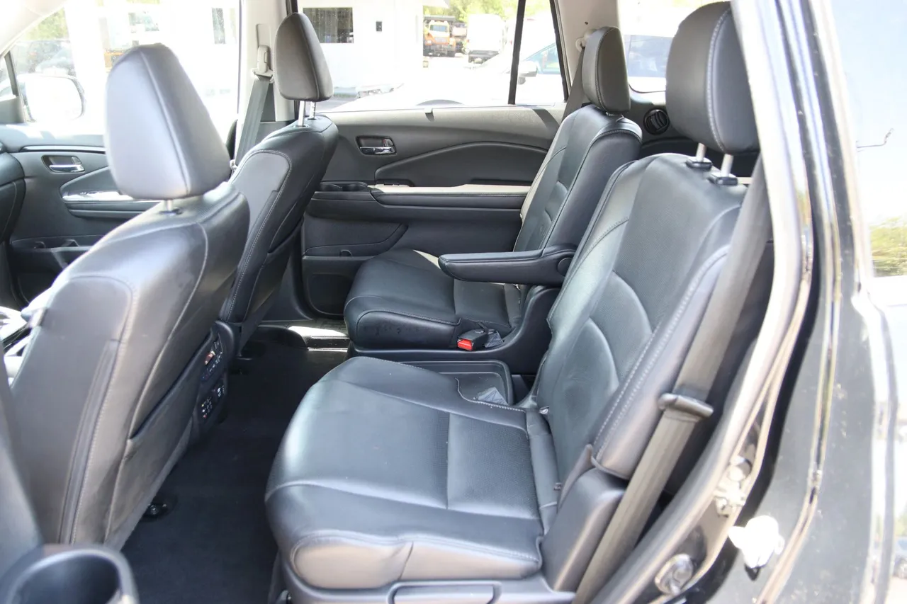 2017 Honda Pilot — photo 16 of 36