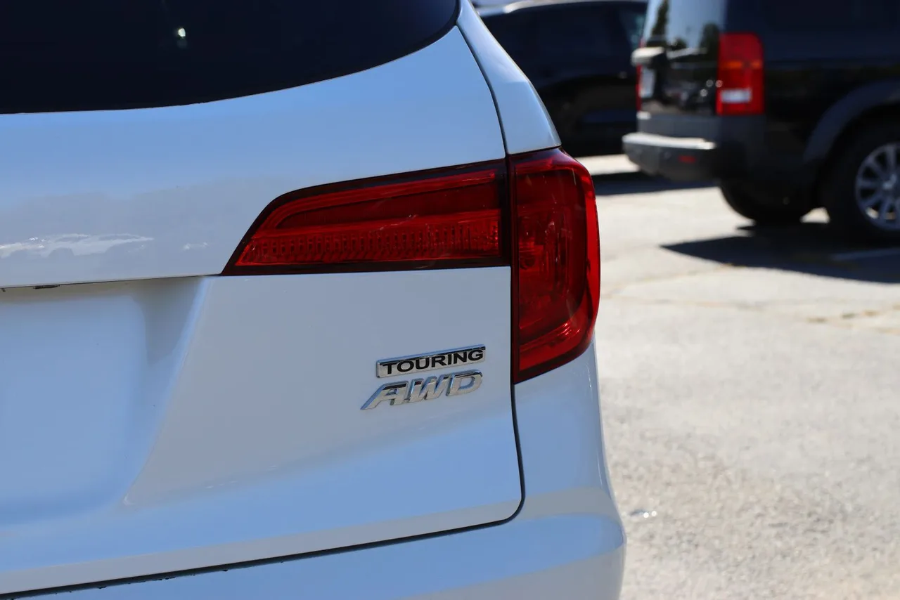 2017 Honda Pilot Touring Sport Utility 4D in White — photo 5 of 46