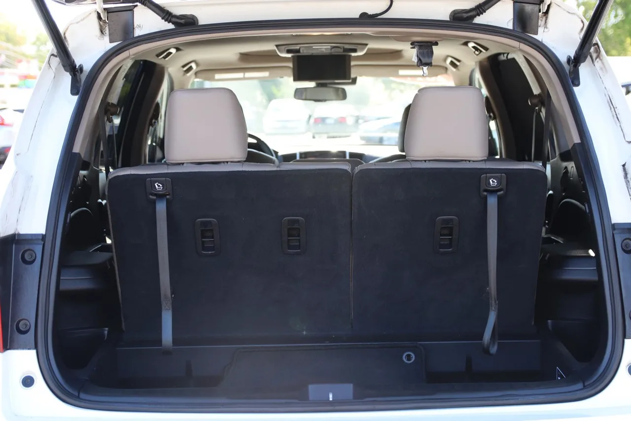 2017 Honda Pilot Touring Sport Utility 4D in White — photo 9 of 46