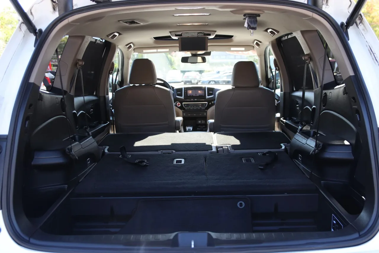 2017 Honda Pilot Touring Sport Utility 4D in White — photo 10 of 46