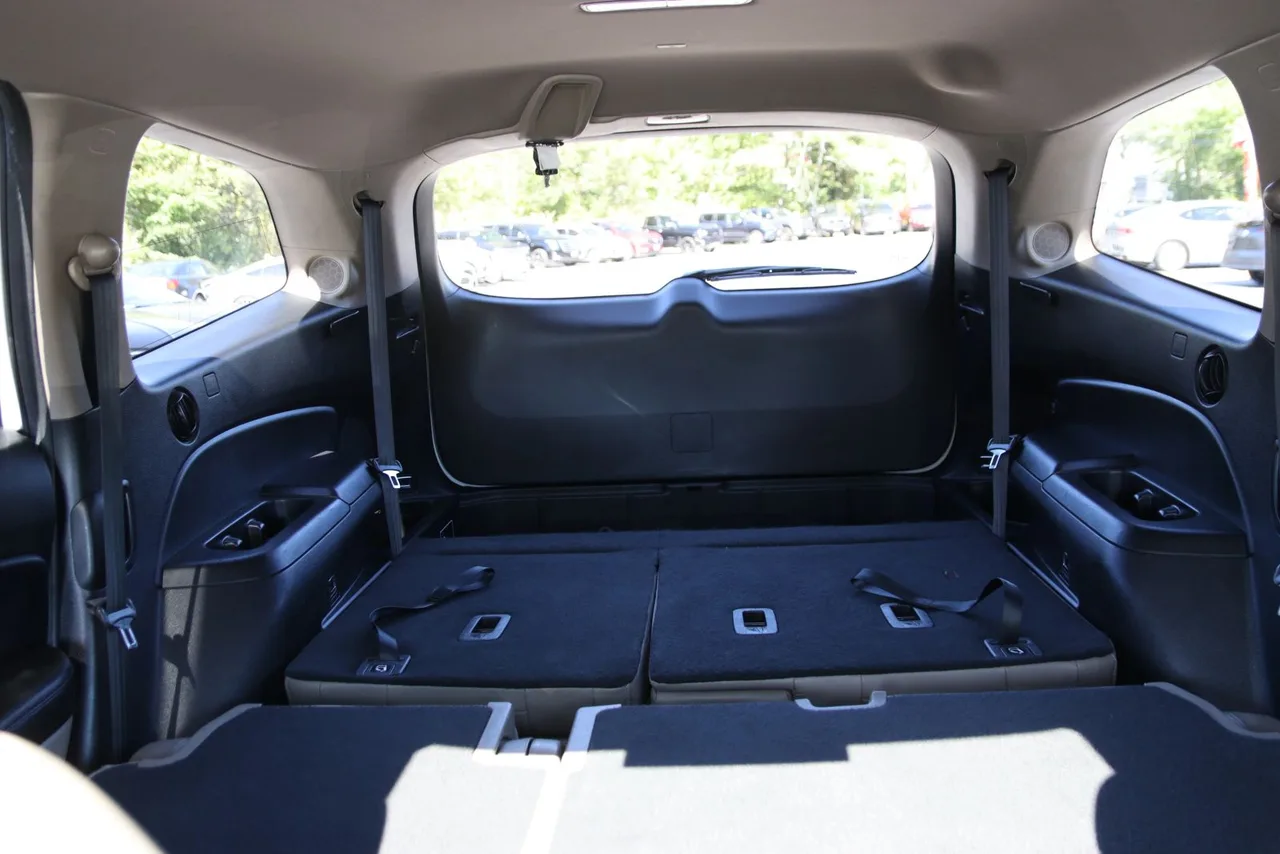 2017 Honda Pilot Touring Sport Utility 4D in White — photo 11 of 46