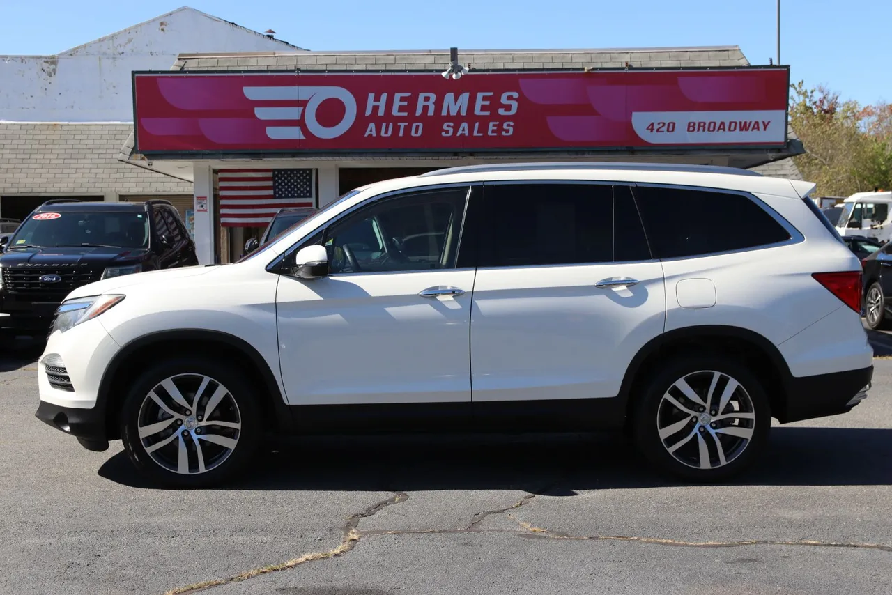 2017 Honda Pilot Touring Sport Utility 4D in White — photo 12 of 46