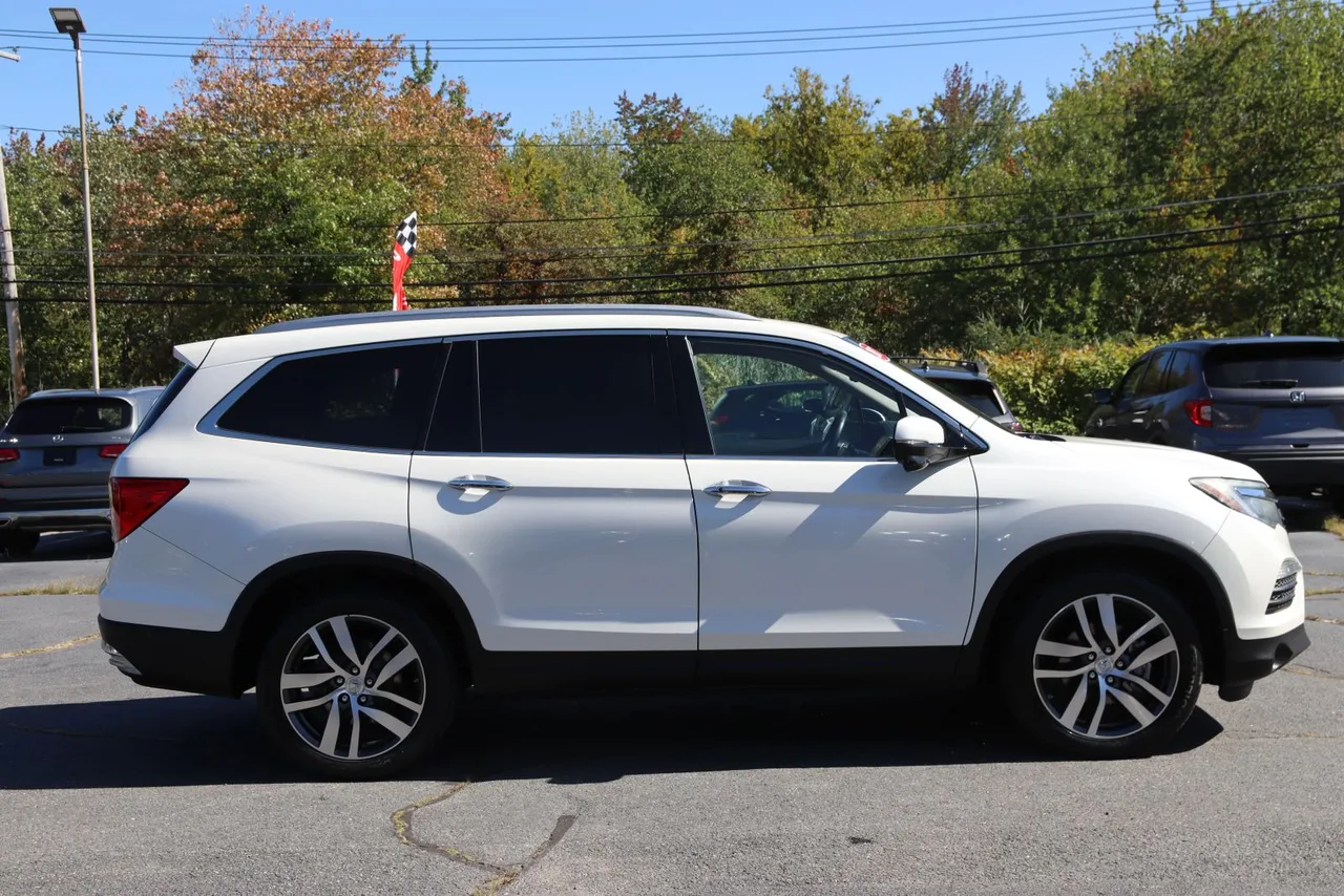 2017 Honda Pilot Touring Sport Utility 4D in White — photo 13 of 46