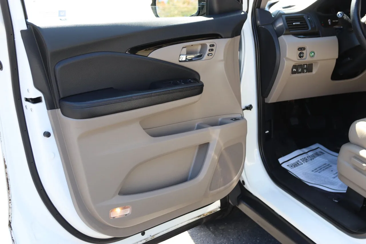 2017 Honda Pilot Touring Sport Utility 4D in White — photo 14 of 46