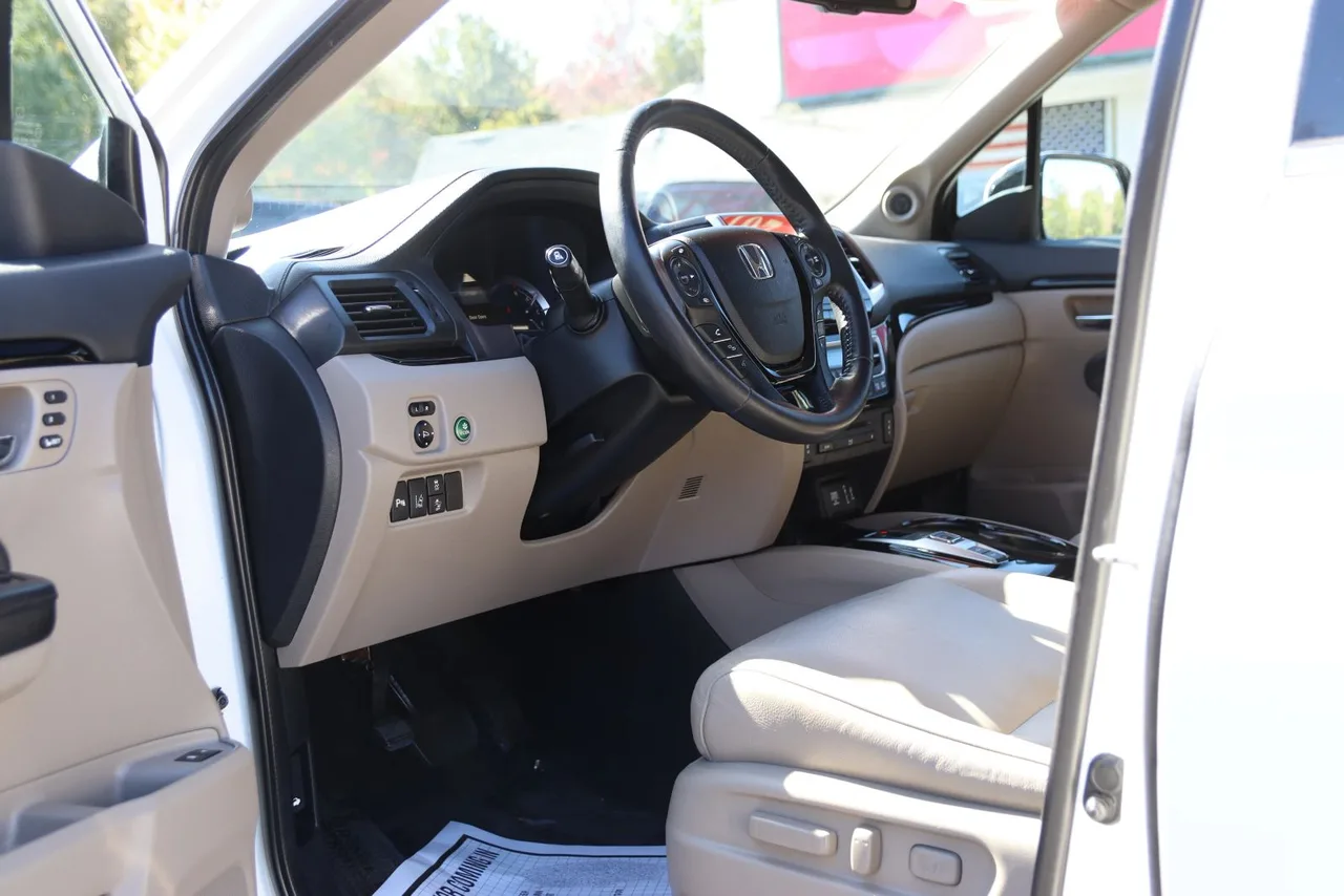 2017 Honda Pilot Touring Sport Utility 4D in White — photo 15 of 46