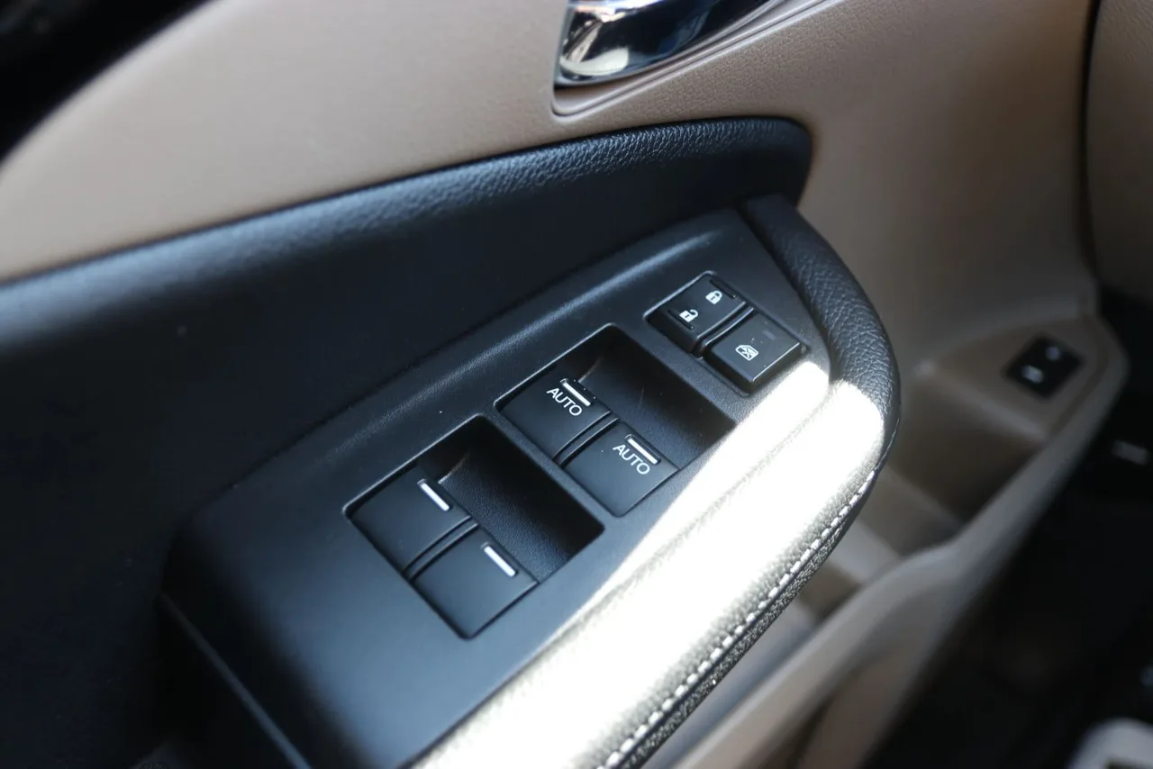 2017 Honda Pilot Touring Sport Utility 4D in White — photo 16 of 46