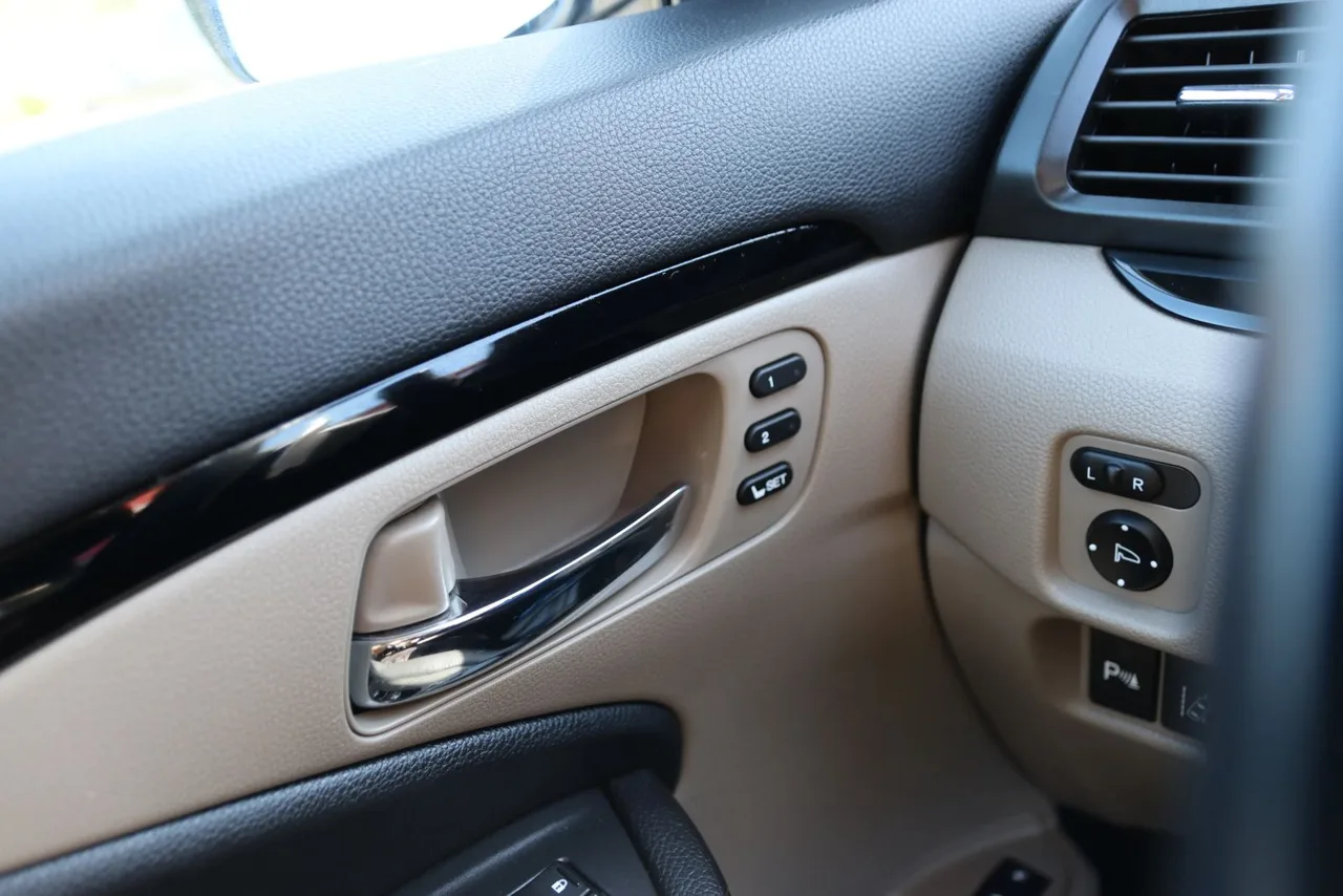 2017 Honda Pilot Touring Sport Utility 4D in White — photo 17 of 46