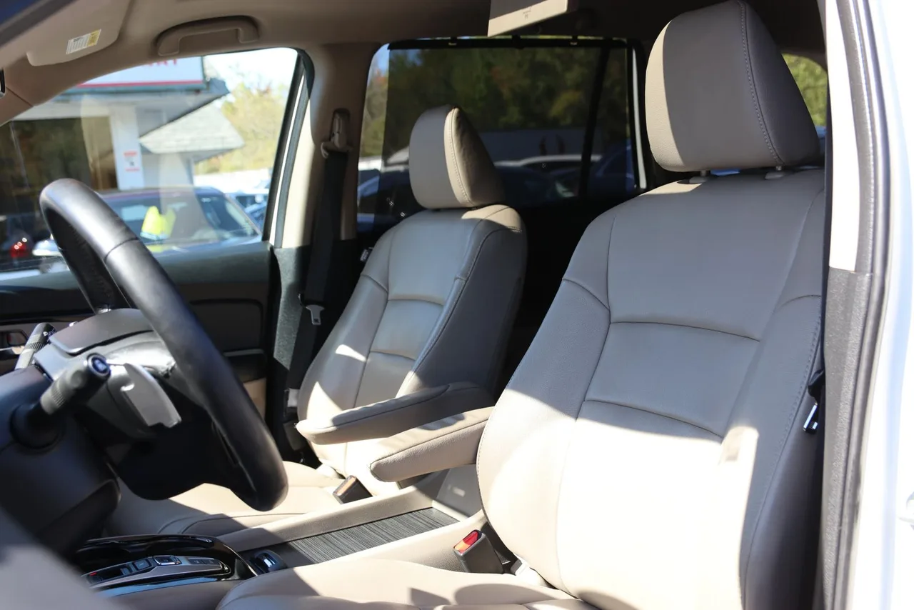 2017 Honda Pilot Touring Sport Utility 4D in White — photo 18 of 46