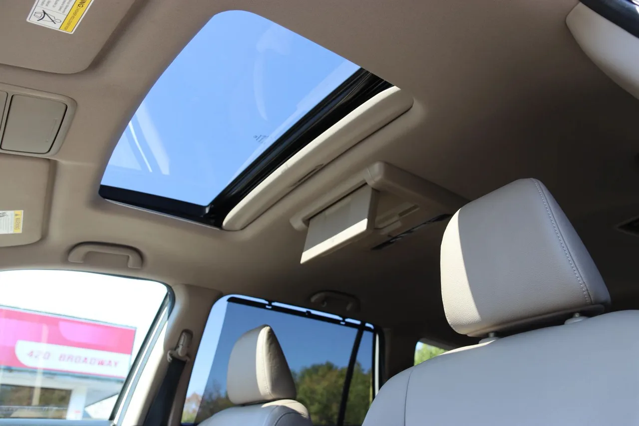 2017 Honda Pilot Touring Sport Utility 4D in White — photo 19 of 46
