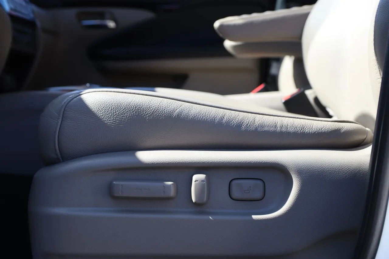 2017 Honda Pilot Touring Sport Utility 4D in White — photo 20 of 46
