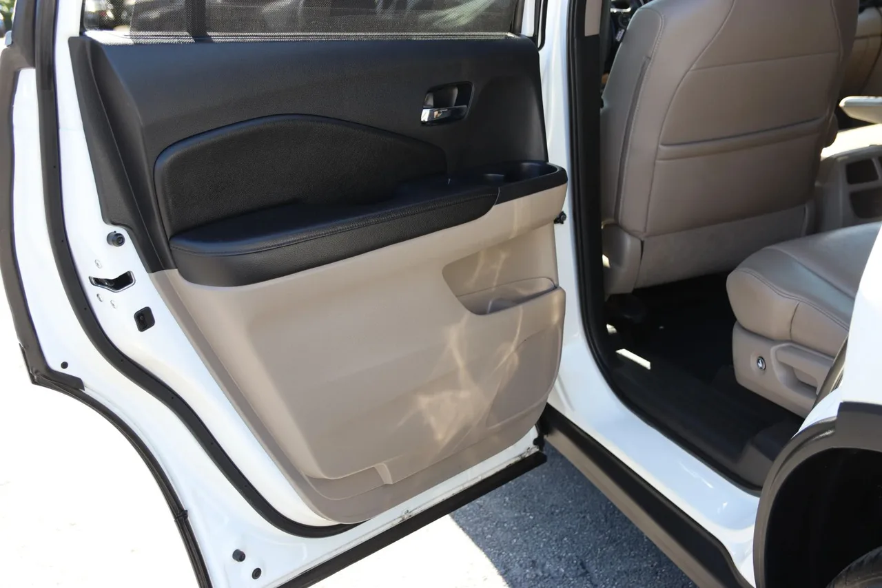 2017 Honda Pilot Touring Sport Utility 4D in White — photo 21 of 46